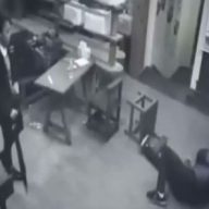 devojka-tukla-papane