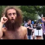 NAJINSPIRATIVNIJI LUDI BESKUČNIK: Morate priznati da iako lud on zrači pozitivnom energijom (VIDEO)