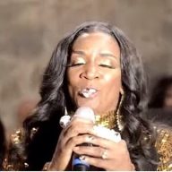 NEPONOVLJIVA PIŠIJADA: Pevačici usred nastupa ispao zub!