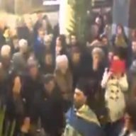 Pomahnitali pop okupao pola crkve svetom vodicom!