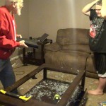 STANI DEDA NEMOJ MOLIM TE: Pogledajte šta je uradio unukovom Plejstejšnu u besu! (VIDEO)