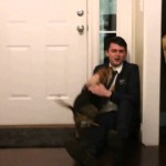 (VIDEO) Kući nije dolazio 2 godine, kada ga je pas ugledao, nastao je haos!