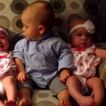 Šta je sad ovo: Urnebesna reakcija dečaka u sendviču između identičnih bliznakinja! (VIDEO)