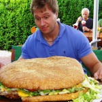 ABNORMALNO: Ovaj lik ne jede! On ždere za 70 ljudi! (VIDEO)