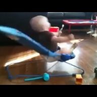 BEBA RADI TRBUŠNJAKE: Bez ovoga nemojte na spavanje! (VIDEO)