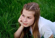 Šta da radite ako vaša drugarica flertuje sa vašim dečkom