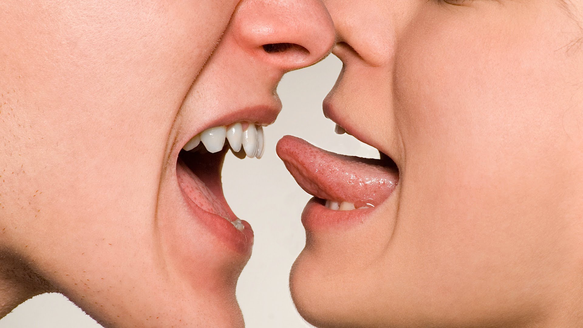 Женский поцелуй с языком