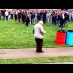 KRALJ TEHNO MUZIKE: Ovaj starac od 83 godine će da vas oduševi svojom energijom i pokretima