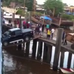 Utovarili kamionet na brod preko dasaka! (VIDEO)