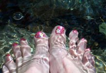 izmasirajte joj stopala