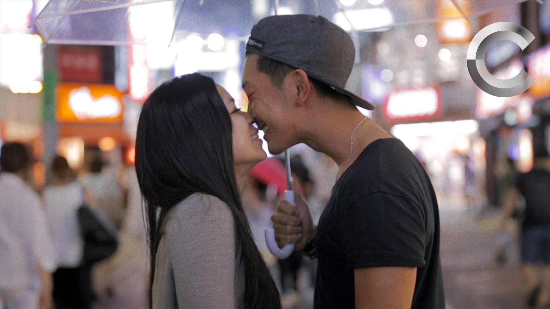 SUPER VIDEO: Pogledajte kako se parovi ljube širom sveta!