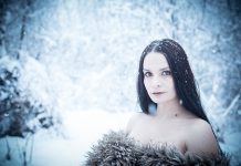 DEKOLTE NA MINUS 14: Da li je ženama sa velikim sisama STVARNO TOLIKO VRUĆE?