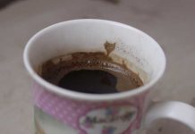 GLEDANJE U ŠOLJICU KAFE