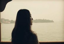 Devojka koja se pustila u promet