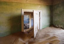 PROVERITE IMATE LI IH U KUĆI: Stvari koje privlače nesreću i siromaštvo u vaš dom By Damien du Toit from Cape Town, South Africa - Kolmanskop ghost townUploaded by calliopejen1, CC BY 2.0, https://commons.wikimedia.org/w/index.php?curid=15841729