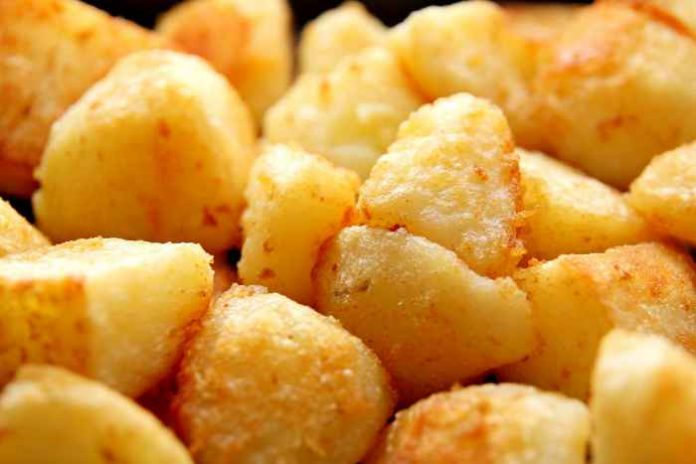 Recept za pečeni krompir u rerni: Jelo po receptu majstora kuhinje