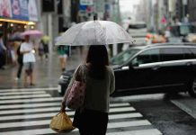 SPASITE SEBI ŽIVOT: Mobilni telefon je opasan kad grmi, evo kako da izbegnete da vas spiči munja! SPASITE SEBI ŽIVOT: Mobilni telefon je opasan kad grmi, evo kako da izbegnete da vas spiči munja!