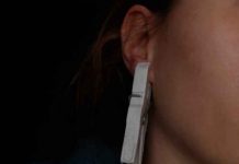 Svako veče pre spavanja ONA STAVLJA ŠTIPALJKU NA UVO: Razlog je potpuno neverovatan!