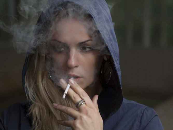 devojka-cigareta