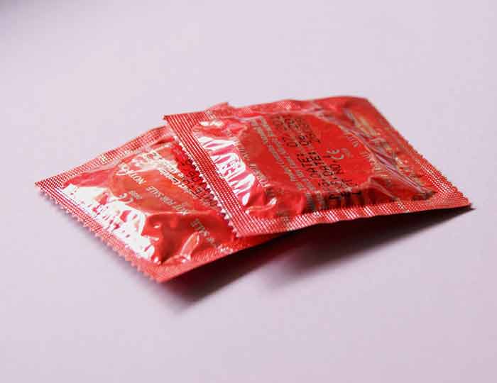 Devojka probušila dečku kondom