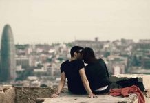 DOBAR I SLADAK AL’ NE UME DA SE ŽVALI: 5 stvari koje treba da uradiš da bi ti od njegovih poljubaca zaklecala kolena