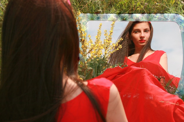 devojka ogledalo
