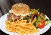 Hamburger i krompirići foto Pixabay