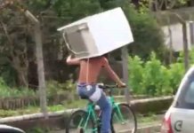 OTIŠ'O I FRIŽIDER PONEO U RUCI! Neverovatni snimak lika koji vozi bicikl noseći frižider na ramenu