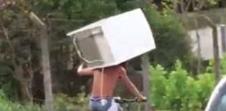 OTIŠ'O I FRIŽIDER PONEO U RUCI! Neverovatni snimak lika koji vozi bicikl noseći frižider na ramenu