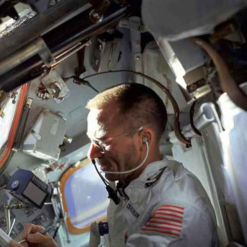 Astronaut koristi svemirsko penkalo; Foto: NASA
