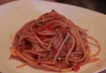 Špagete sa paradajzom i paprikom