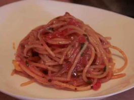 Špagete sa paradajzom i paprikom