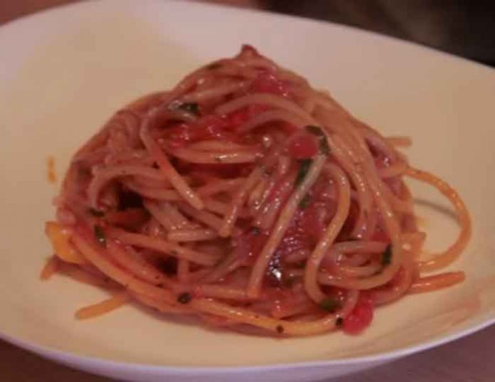 Špagete sa paradajzom i paprikom