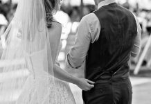 Da li znate ZAŠTO MLADA STOJI SA MLADOŽENJINE LEVE STRANE: Evo odakle potiče taj običaj Da li znate ZAŠTO MLADA STOJI SA MLADOŽENJINE LEVE STRANE: Evo odakle potiče taj običaj