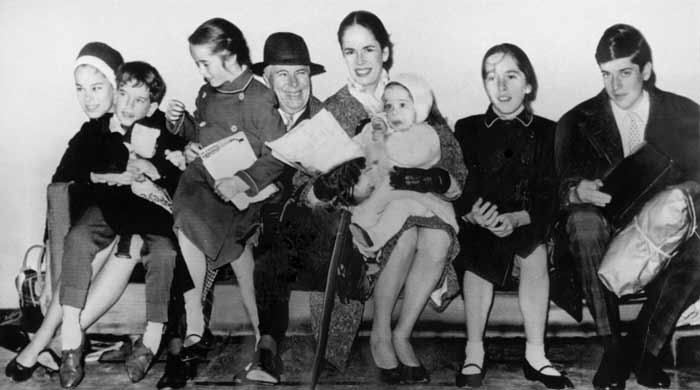 Čarli Čaplin sa ženom i šestoro dece 1961. godine