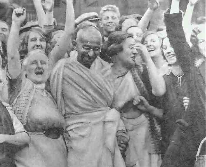 Mahatma Gandi sa tekstilnim radnicama 1931. godine