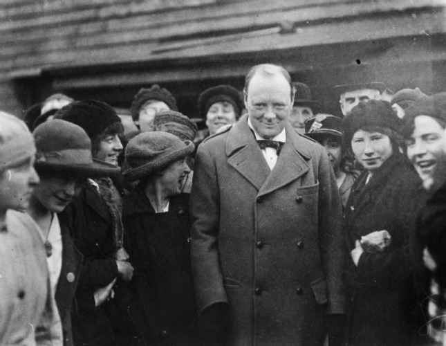 Vinston Čerčil sa radnicama 1918. godine