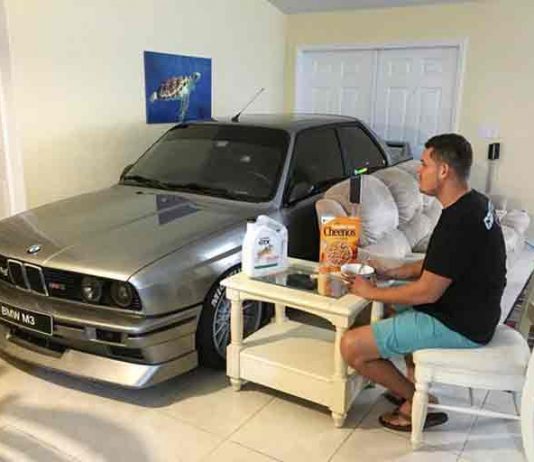 Dok napolju besni uragan, ovaj čovek doručkuje sa svojim BMW-om