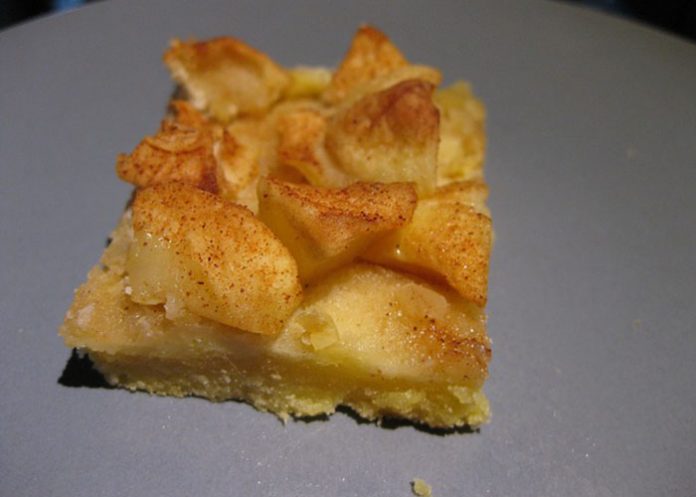 kolač od kikirikija, kikiriki, jabuke, kolač, recept pixabay