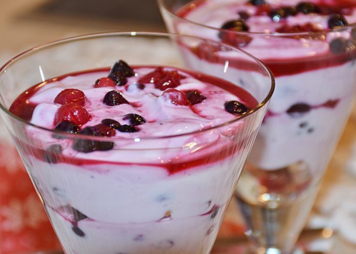 voćni jogurt, jogurt, šumsko voće, recept, dezert, foto pixabay