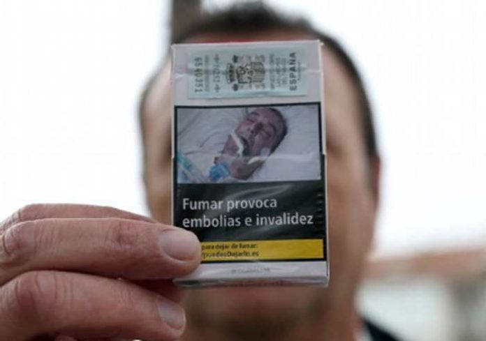 PA TUŽILA BI IH ZA MILION DOLARA: Našao svoju fotku na pakli cigara kao upozorenje za pušače, slikali ga bez dozvole!