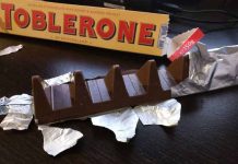SVET JE U ŠOKU: Čuvene TOBLERONE su promenile oblik, ali tviteraši imaju genijalno rešenje… SVET JE U ŠOKU: Čuvene TOBLERONE su promenile oblik, ali tviteraši imaju genijalno rešenje...