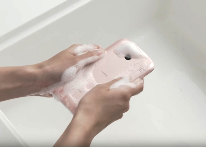 mobilni-telefon-za-pod-vodu-japanski-smartfon-mozete-prati-sapunom-video