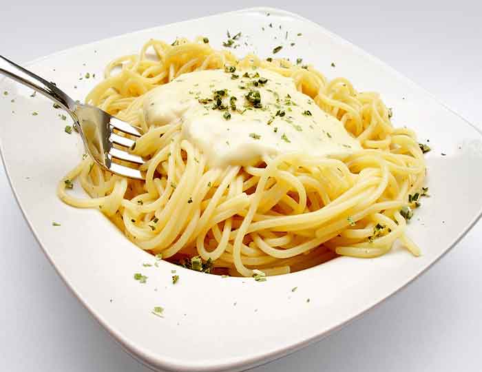 RECEPT ZA ŠPAGETE U BELOM SOSU SA TIKVICOM: Beli sos, špagete, tikvice ima li šta lepše za ručak?