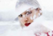 Možda te se plaše jer si iskrena i snažna, jer ih teraš da skinu maske...