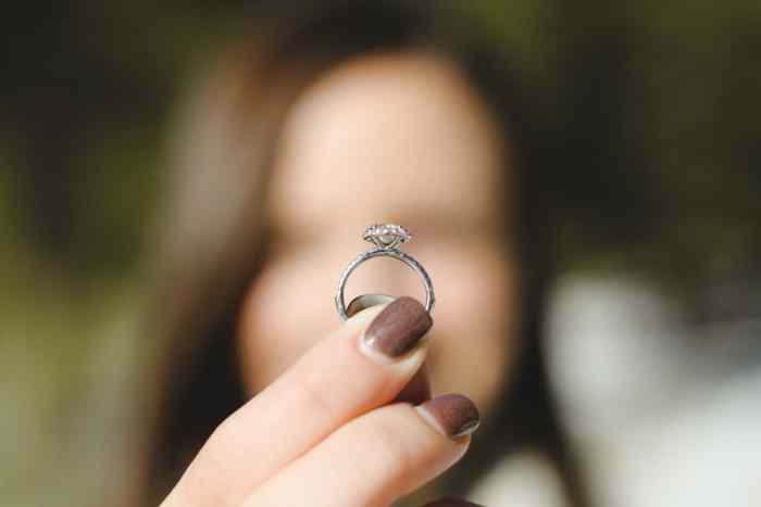 ŽELIŠ DA SE UDAŠ ZA NJEGA A ON KULIRA: 6 načina kako da navedeš muškarca da te zaprosi