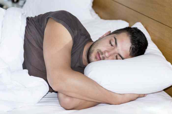 U čemu spava tvoj muškarac? Iznenadićeš se šta to govori o njegovoj ličnosti