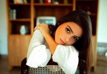 Dobri ljudi nisu glupi, oni vide kad ih neko izda, prevari ili zloupotrebi. Samo što svako nudi samo ono što nosi u sebi Dobri ljudi nisu glupi, oni vide kad ih neko izda, prevari ili zloupotrebi. Samo što svako nudi samo ono što nosi u sebi