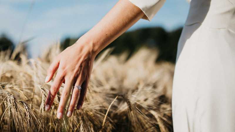 Simbol ljubavi i početak pripreme za sudbonosno “da”: Saznaj šta verenički prsten koji ti je odabrao govori o tvom muškarcu