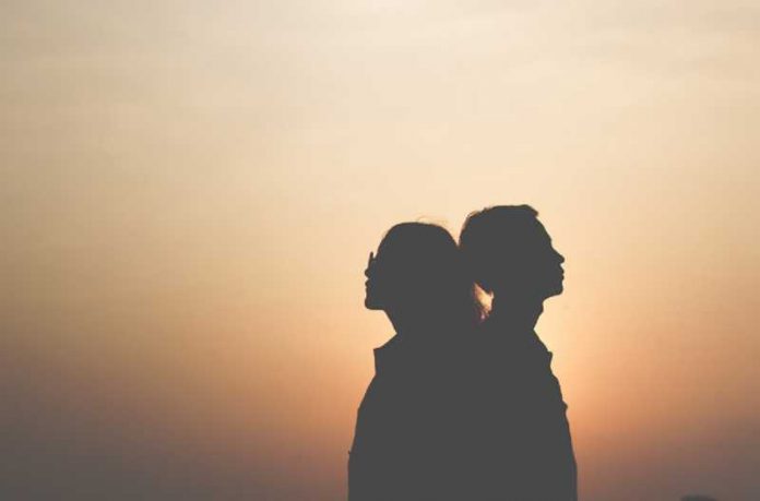 Pitaće te starost gde ti je bio mozak: 10 znakova da si zaljubljena u nepopravljivog kretena